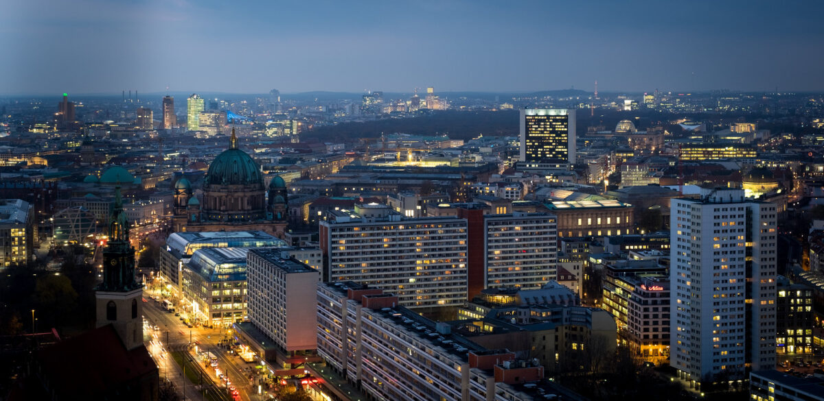 Berlin in der Nacht, von oben am Aledanderplatz